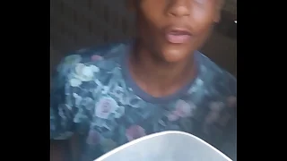 Negão pelado no banheiro